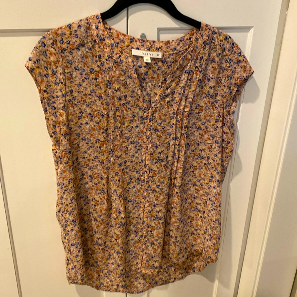 Fun 2 Fun peach floral blouse medium petite